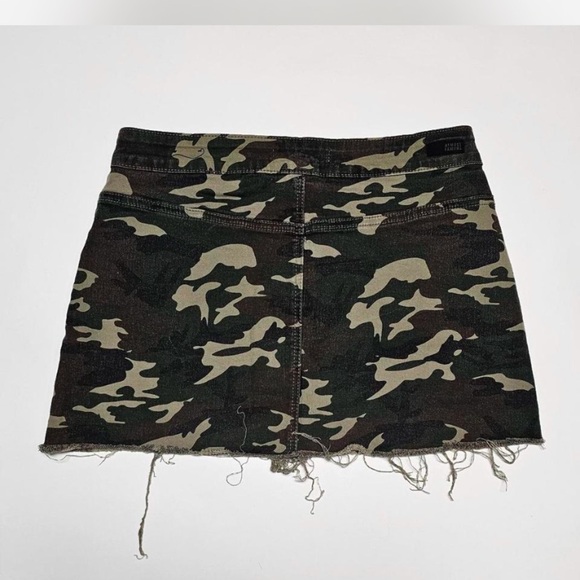Almost Famous fatigue mini skirt, size 11 - Picture 2 of 3
